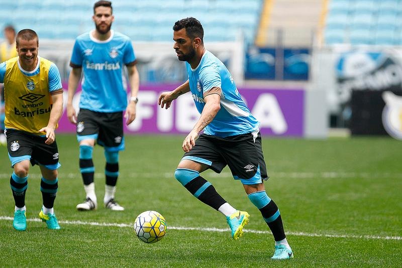 Maicon fica &agrave; disposi&ccedil;&atilde;o de Renato ap&oacute;s les&atilde;o
