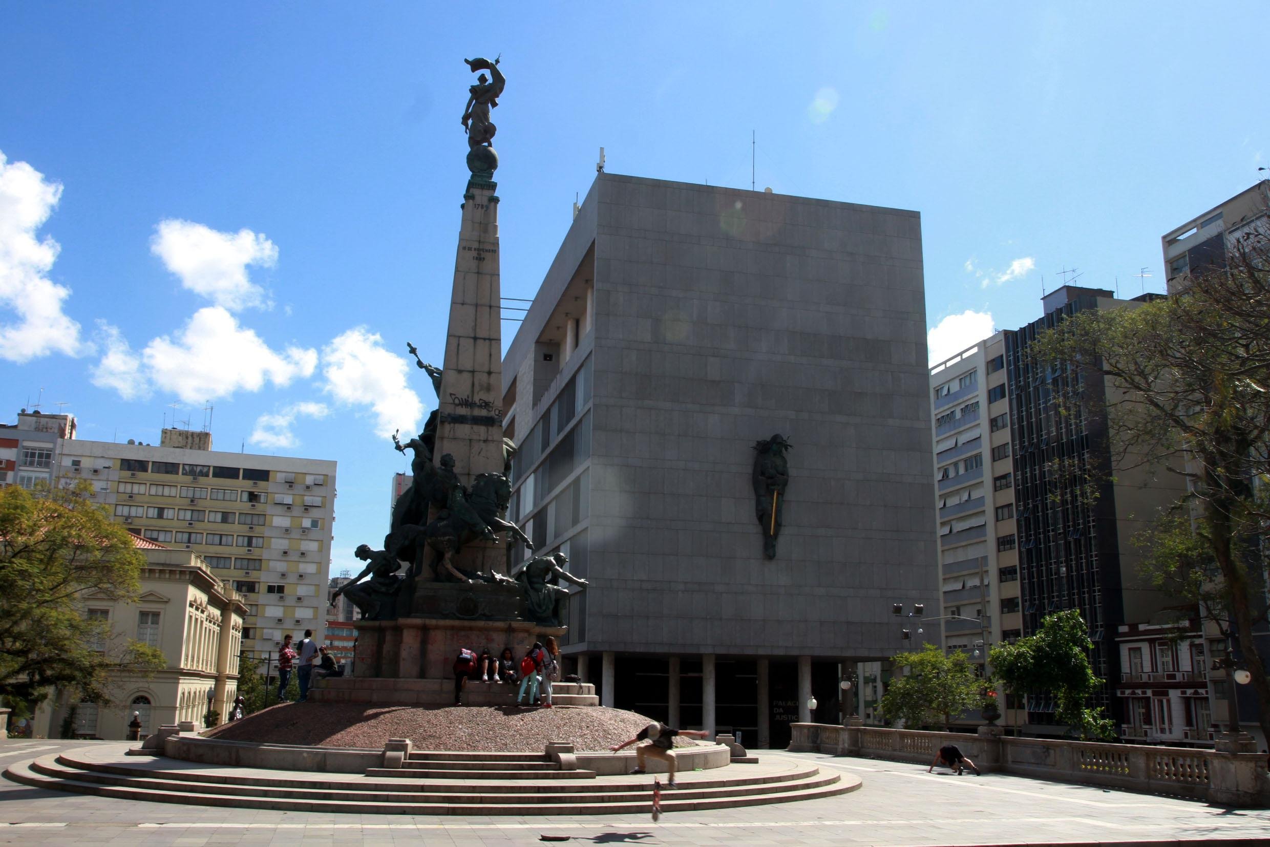 Sexta-feira ser&aacute; abafada e com muito sol em Porto Alegre