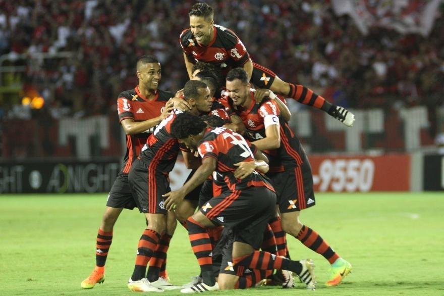 Jogo teve 13 minutos parado para discuss&atilde;o de lance duvidoso