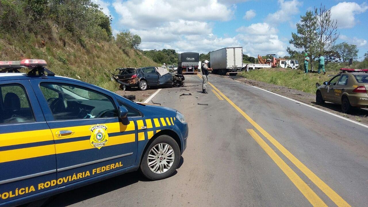 Colis&atilde;o entre carro e caminh&atilde;o mata mulher no Nordeste do RS 