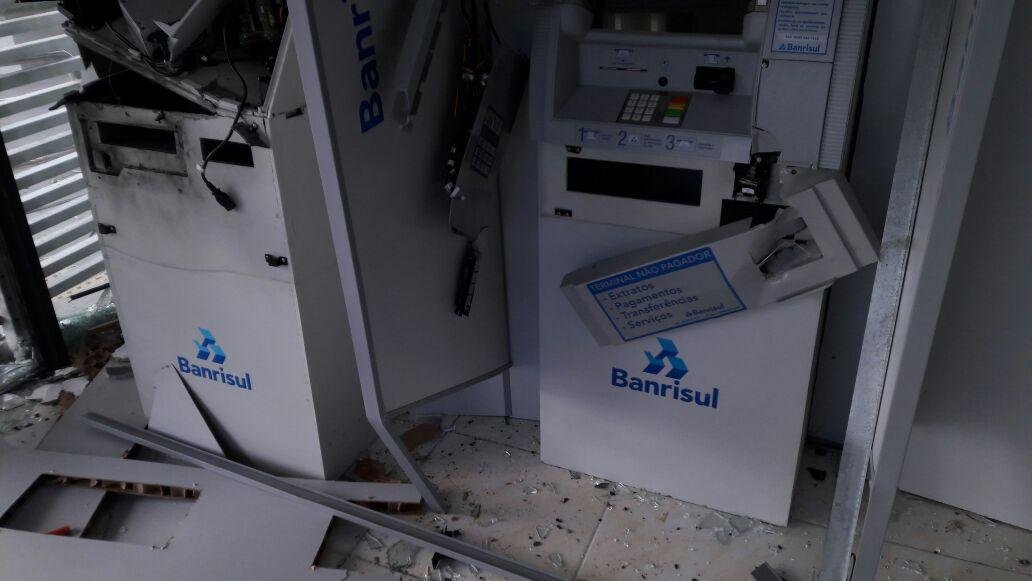 Criminosos explodem dois caixas eletr&ocirc;nicos do Banrisul em Cap&atilde;o da Canoa