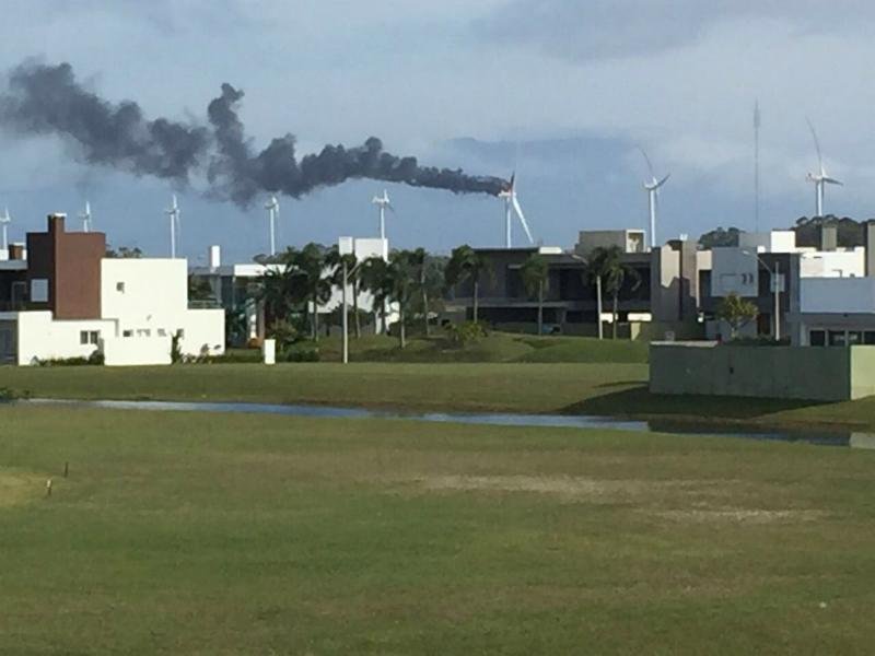 Inc&ecirc;ndio atinge torre de parque e&oacute;lico no Litoral Norte