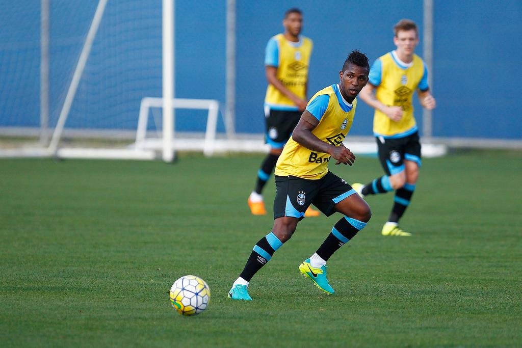 Bola&ntilde;os treinou na manh&atilde; deste s&aacute;bado e viaja com Gr&ecirc;mio