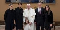 Papa recebeu presidente da Argentina, Mauricio Macri, acompanhado da família