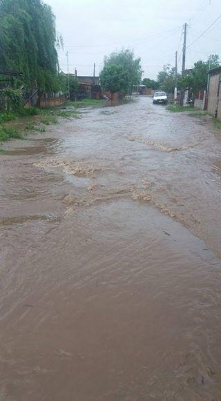 Temporal alaga ruas e invade casas em Uruguaiana 