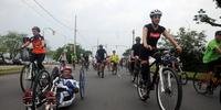 Passeio ciclístico em Porto Alegre incentiva participação de pessoas com deficiências