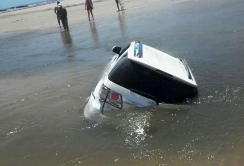 Tsunami meteorol&oacute;gico atingiu carros no Balne&aacute;rio Rinc&atilde;o