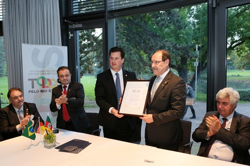Sartori recebe certificado como parceiro premium do diretor executivo do Medical Valley, Tobias Zobel 