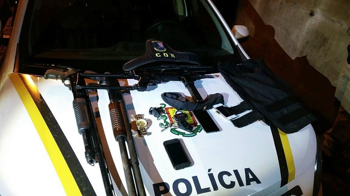 Um dos homens sobreviveu gra&ccedil;as ao colete, mas acabou preso