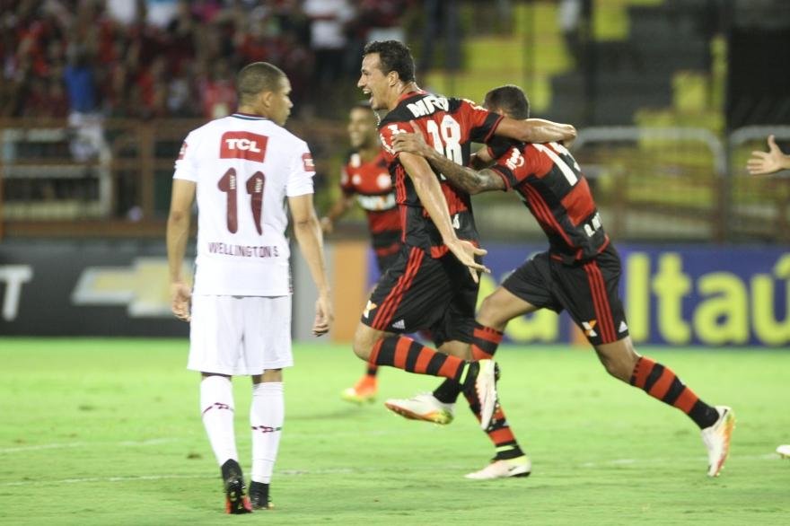 Flamengo venceu ap&oacute;s decis&atilde;o pol&ecirc;mica da arbitragem