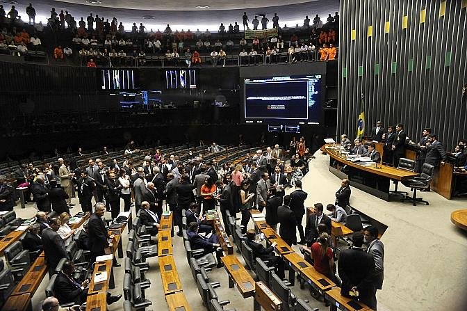 C&acirc;mara vota emendas a projeto que reduz participa&ccedil;&atilde;o da Petrobras no pr&eacute;-sal 