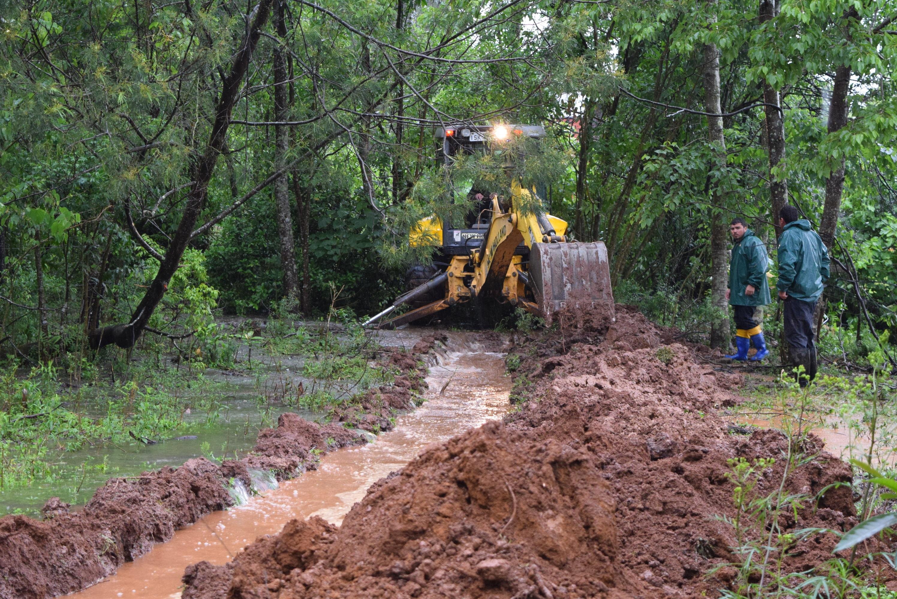 Prefeitura precisou abrir ruas devido a alagamentos
