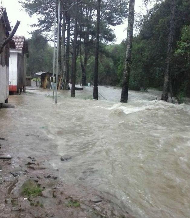 C&oacute;rrego que passa atr&aacute;s da aldeia transbordou e alagou parte das casas e da escola