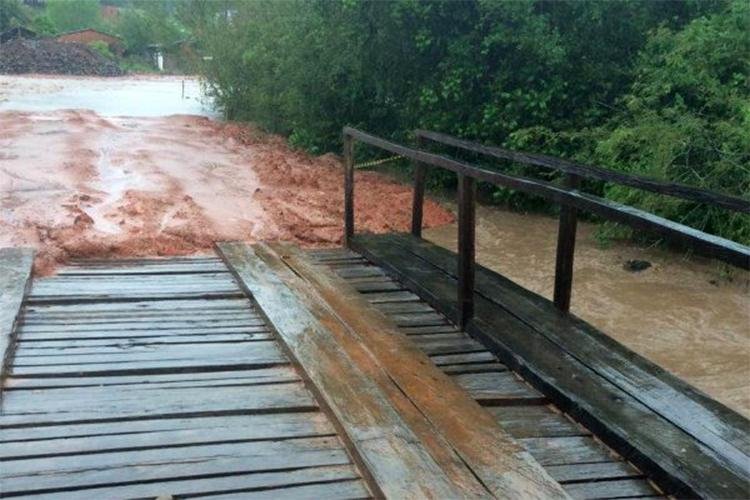 V&aacute;rios pontos da cidade sofreram alagamentos, bairro Passo das Tropas &eacute; o mais atingido