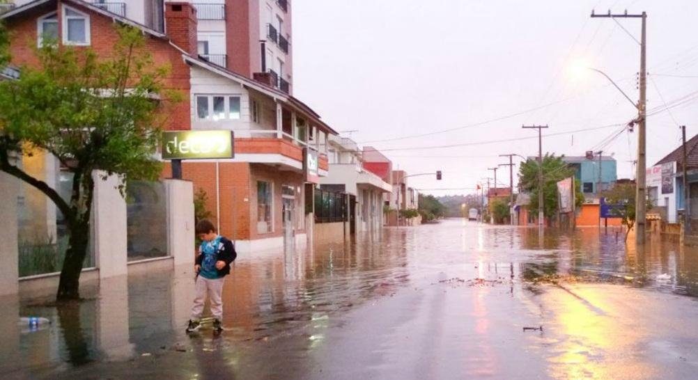 Centro de Montenegro &eacute; invadido pela &aacute;gua ap&oacute;s chuva 