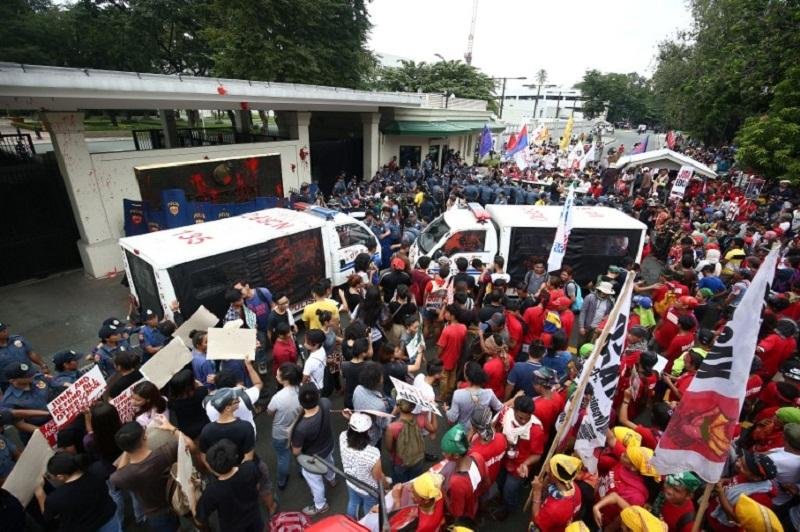 Pol&iacute;cia atropela manifestantes ante embaixada dos Estados Unidos nas Filipinas