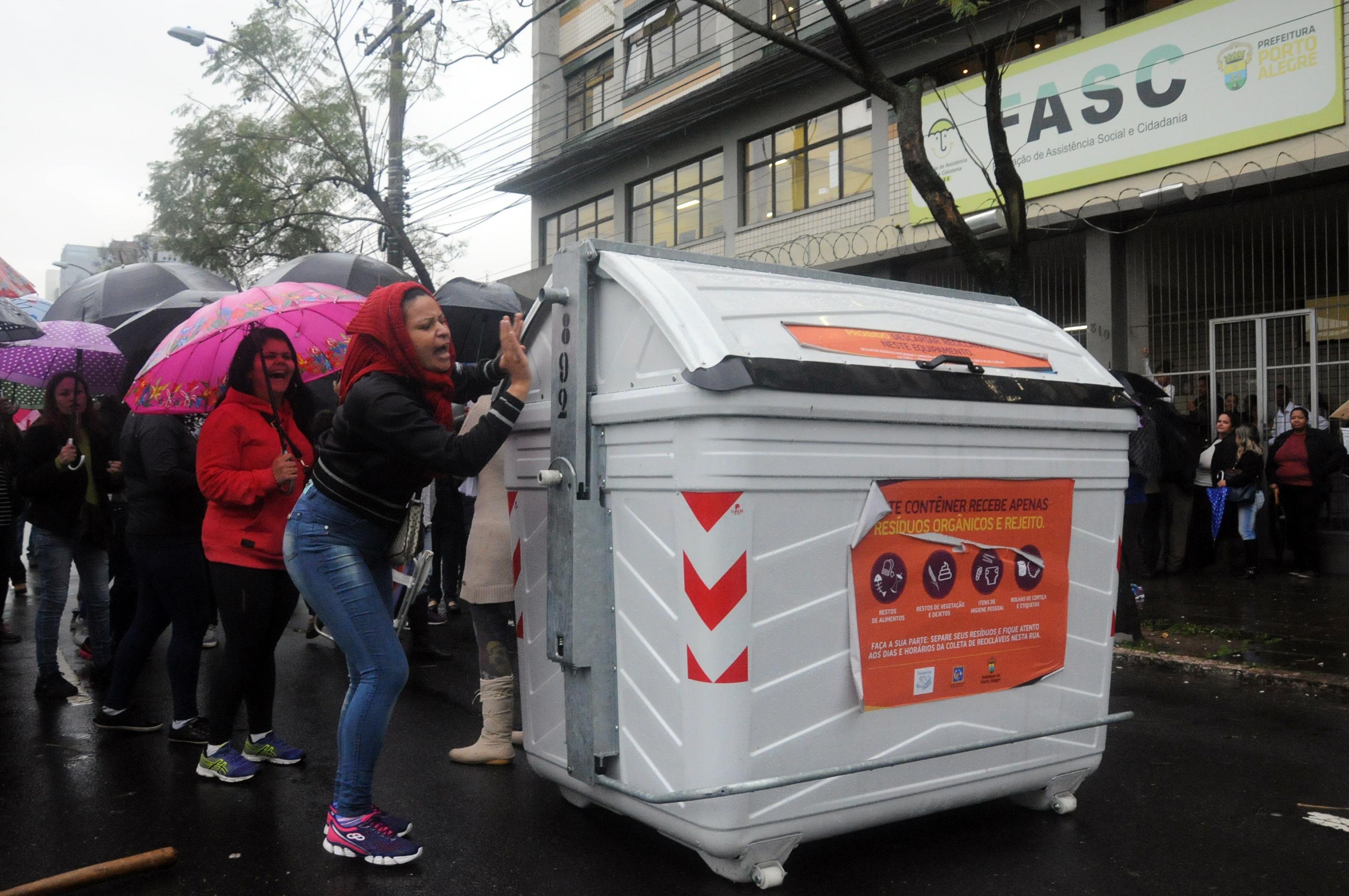 Grupo bloqueou tr&acirc;nsito da avenida Ipiranga com cont&ecirc;iner1