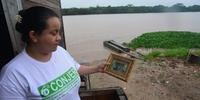 Dona de casa Fabiane Soares espera que a chuva termine para evitar cheia como as de 2015