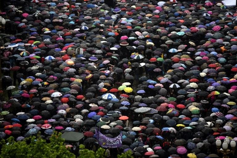 Nem a forte chuva atrapalhou manifestantes
