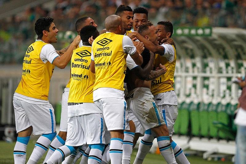 Tricolor saiu atr&aacute;s, mas conseguiu o 1 a 1 com gol &Eacute;verton para avan&ccedil;ar