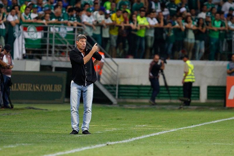 Treinador comemora classifica&ccedil;&atilde;o, mas pede aten&ccedil;&atilde;o para n&atilde;o por tudo a perder