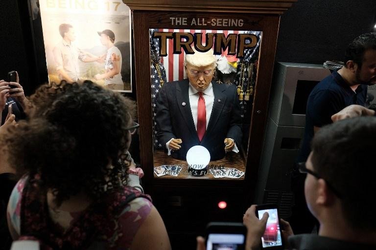 Entre as atra&ccedil;&otilde;es da estreia, estava um altar com "O Trump que tudo v&ecirc;"