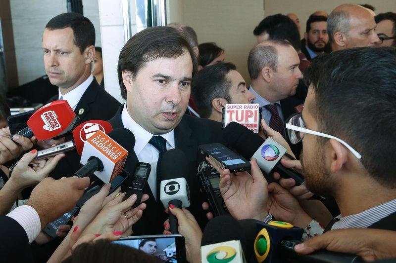 "Nenhuma dela&ccedil;&atilde;o de Cunha vai atingir o presidente Temer", diz Rodrigo Maia