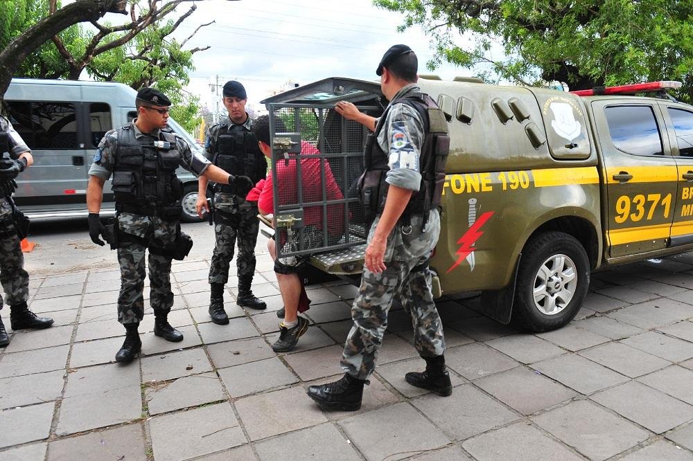 Presos foram confinados em viaturas da Brigada Militar e da Guarda Municipal por at&eacute; 20 horas