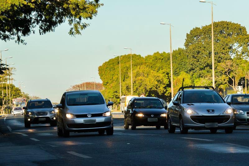 Multa para farol desligado em rodovias volta a ser cobrada