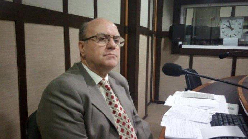 Cezar Schirmer durante entrevista &agrave; R&aacute;dio Gua&iacute;ba