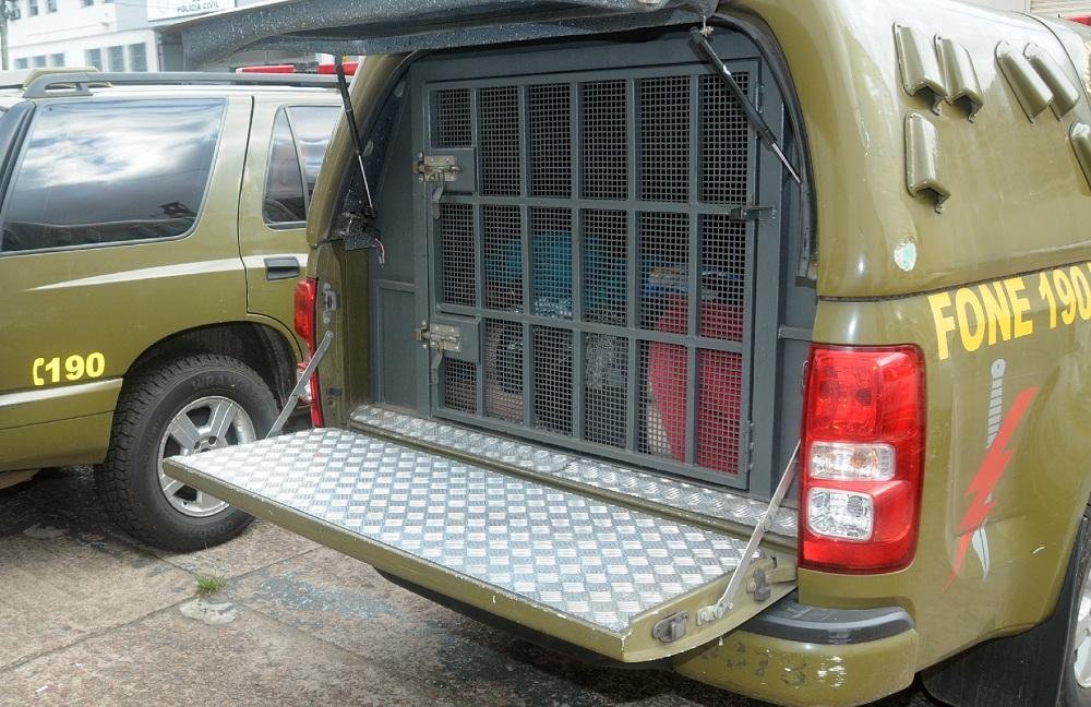 Presos est&atilde;o ficando em viaturas policiais devido a superlota&ccedil;&atilde;o em delegacias e penitenci&aacute;rias no RS
