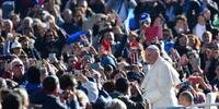 Quase 100 mil pessoas se reunem no Vaticano para dia de São João Paulo II