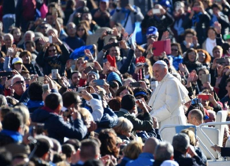 Quase 100 mil pessoas se reunem no Vaticano para dia de S&atilde;o Jo&atilde;o Paulo II