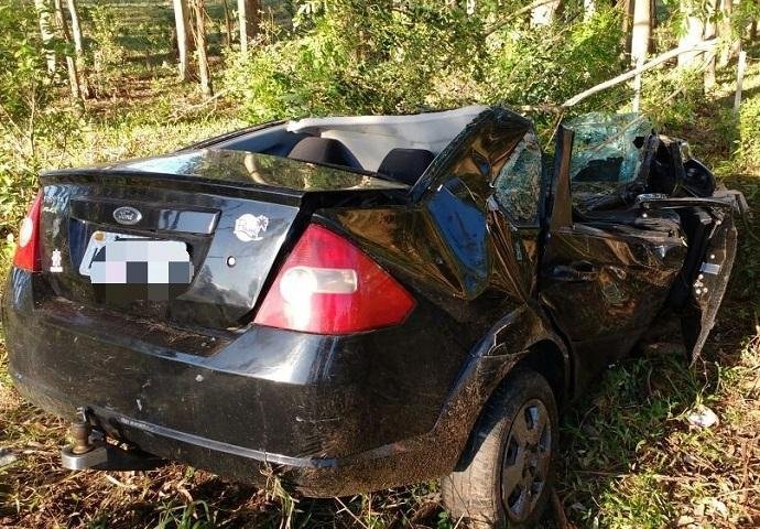 Carro teria sa&iacute;do da pista e colidido contra uma &aacute;rvore na localidade de Morro Alto