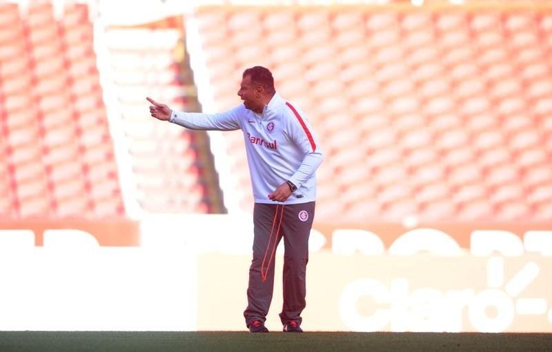 Em treino fechado, Roth mant&eacute;m mist&eacute;rio sobre substituto de Alex
