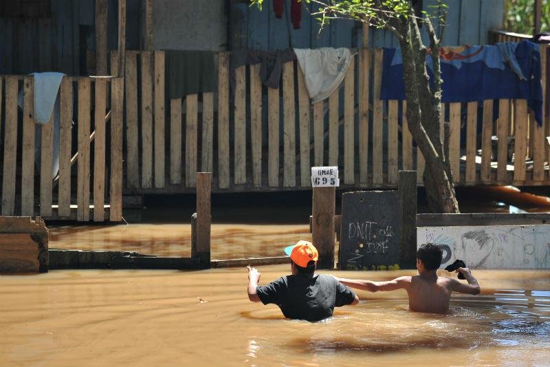 Cheia do Gua&iacute;ba provoca retirada de moradores de ilhas em Porto Alegre