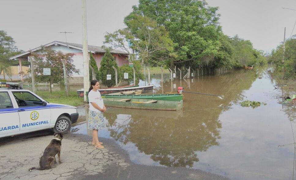 Em Sapucaia, alagamentos impedem moradores de acessar as suas casas