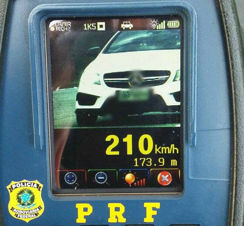 Condutor &eacute; flagrado a 210 km/h na freeway