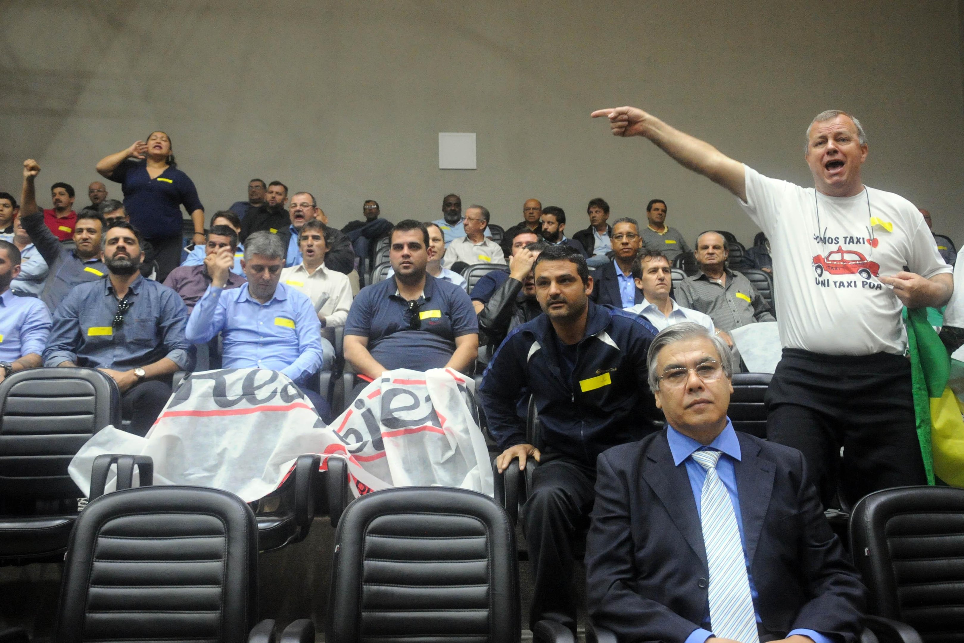 Vota&ccedil;&atilde;o de projeto sobre transporte por aplicativos &eacute; retomada nesta segunda-feira