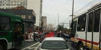 Manifestação contra PEC do teto bloqueia avenida em Porto Alegre	