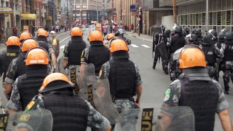 BM usa bomba de g&aacute;s lacrimog&ecirc;neo e dispersa manifestantes em Porto Alegre 
