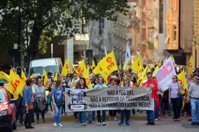 Em protesto contra PEC, manifestantes se re&uacute;nem em frente ao Piratini 
