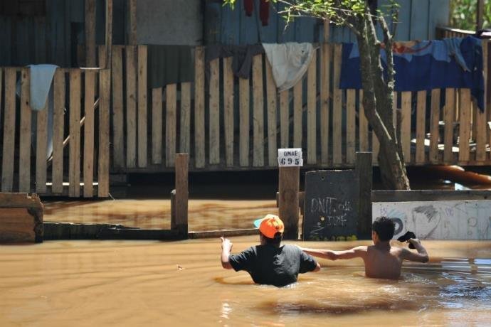 Moradores tiveram que deixar as casas em fun&ccedil;&atilde;o da cheia do Gua&iacute;ba em Porto Alegre
