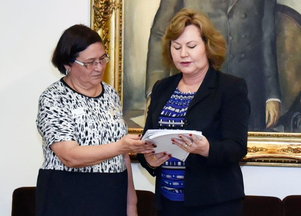 Pedido foi entregue pela presidente do Cpers, Helenir Sch&uuml;rer, &agrave; presidente da Assembleia, deputada Silvana Covatti (PP)