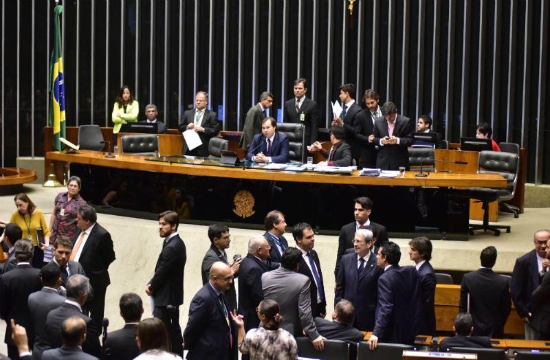 Ap&oacute;s manifesta&ccedil;&atilde;o de galerias, Maia suspende sess&atilde;o de vota&ccedil;&atilde;o da PEC dos gastos p&uacute;blicos