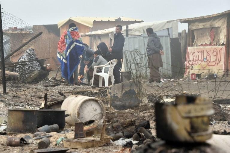 Inc&ecirc;ndios s&atilde;o registrados durante a noite no acampamento de Calais