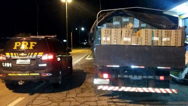 Caminh&atilde;o &eacute; flagrado com 85 mil ma&ccedil;os de cigarros contrabandeados