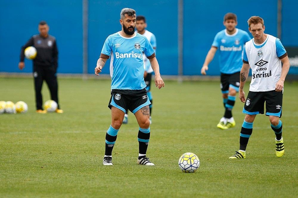 Na volta de Douglas, Gr&ecirc;mio enfrenta Cruzeiro no Mineir&atilde;o