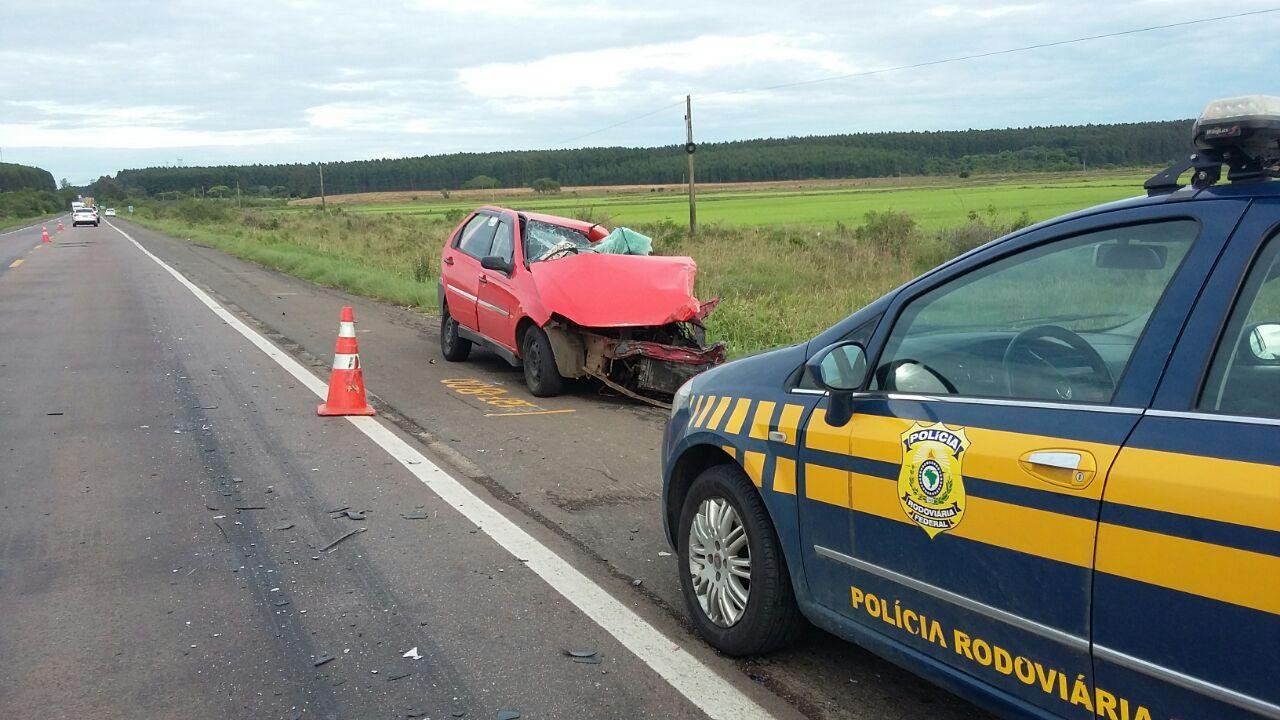 Mulher morre em colis&atilde;o de carro, carreta e moto na BR 290