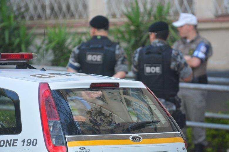Doze policiais militares e sete carros est&atilde;o parados para vigiar suspeitos 